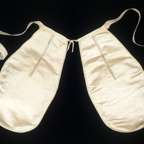 Pair of pockets, England, about 1760, Given by Mrs J Bentley, Museum no. T.175
