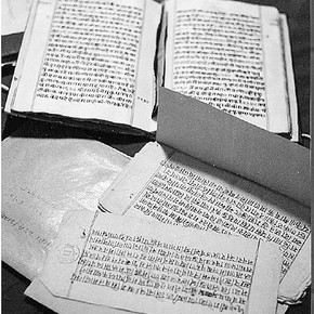 Figure 1. Manuscripts in Jodhpur Library. Phogoraphy by Anna Hillcoat-Imanishi.