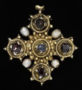 Pendant reliquary cross, unknown maker, about 1450-1475. Museum no. 4561-1858. © Victoria and Albert Museum, London. 