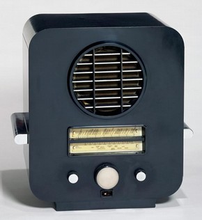 Model EC 74, radio, Serge Chermayeff, 1933. Museum no. CIRC.12-1977