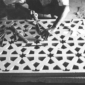 Figure 3. Stonemason making a sandstone filigree screen with white marble infills in Agra. Photography by Anna Hillcoat-Imanishi.