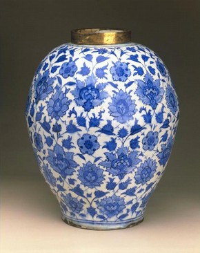 Jar, Isfahan, Iran, Fritware, 17th century. Museum number: 692-1902