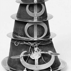 Figure 1. Dastar Bungar (Quoit Turban), Museum No. 3462 (IS), approx 43cm tall x 25cm diameter.