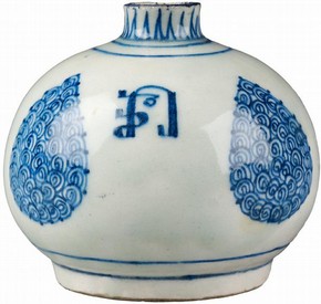 Figure 2 - Bottle, 17th century, Iran. Museum no. 1248-1876
