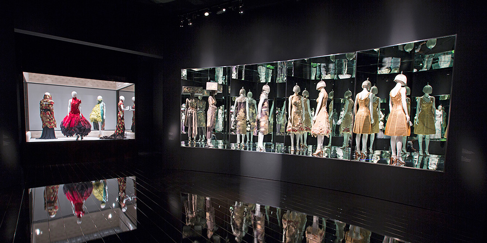 Uitleg kop Redding Alexander McQueen: Savage Beauty - About the Exhibition - Victoria and  Albert Museum