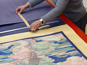 Figure 2. Mrs Qiu Jin Xian determining the placement of the new extended tian and gyingyen, Photography by Carol Peacock, The British Museum © Carol Peacock