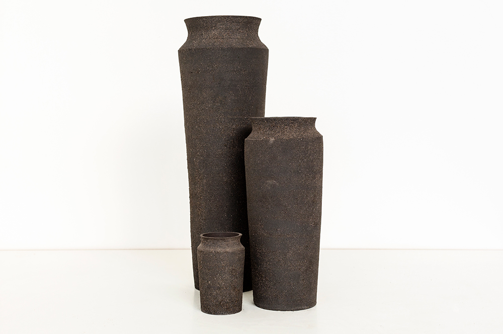 Rare Earthenware, Unknown Fields Division with ceramicist Kevin Callaghan, 2014–5, black stoneware and radioactive mine tailings, © Toby Smith