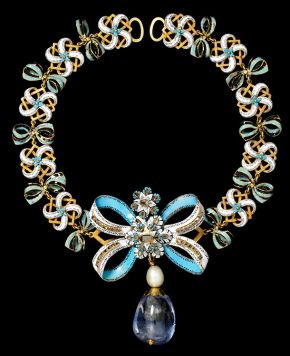 Necklace with Sapphire Pendant, bow about 1660, chain and pendant probably 18-1900. Museum no. M.95-1909. © Victoria & Albert Museum, London 