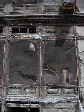 Photograph of façade of existing courtyard house. © Shahed Saleem