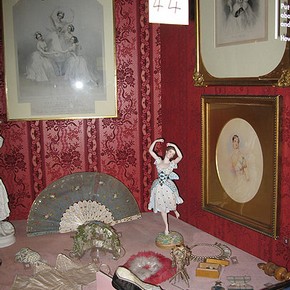 Figure 1. A Theatre Museum display before de-installation shwing small and fragile objects in a wide variety of materials. (Photography by Merryl Huxtable)