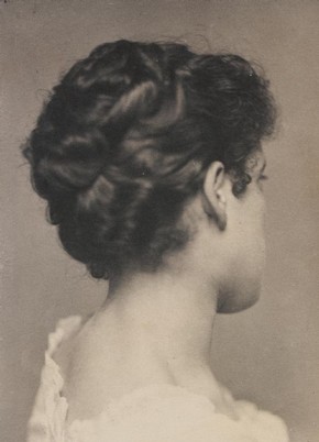 Frederick Hollyer, photograph of society figure, Margo Asquith (née Tennant), about 1890. Museum no. 7807-1938