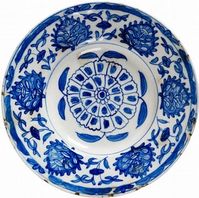Figure 1 - Dish, 1715-1740, Kütahya, Turkey. Museum no. 596-1874