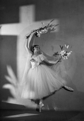 Alicia Markova as Giselle in Ballets Russes de Monte Carlo, black and white photograph, 1937