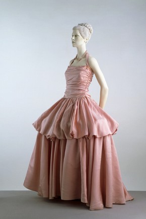Evening dress, Edward Molyneux, 1939. Museum no. T.320-1974
