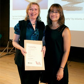 Jolanta Jagiello receiving the sculpture award from curator Amy Mechowski