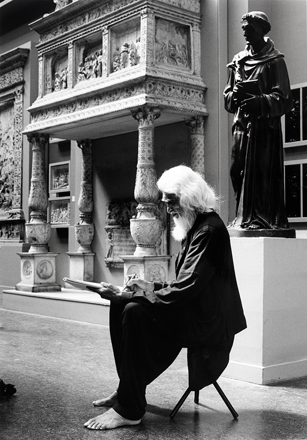 M.F. Husain in the Cast Courts at the V&A, 1990. © Victoria and Albert Museum, London