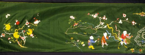 Figure 8 - Bed hanging, China, Qing dynasty, 1800-1900, embroidered silk. Museum no. T.26-1952