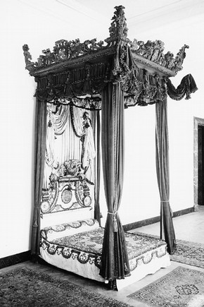 Figure 2. State Bed from Melville House, c.1697 (Museum no. W35-1949). Photography by V