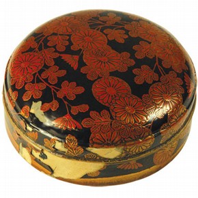 Figure 1. W.332-1921 Round lacquer box with chrysanthemums, Japanese, 18th century, showing blistering and losses of the lacquer coating (Photography by Nanke Schellmann)
