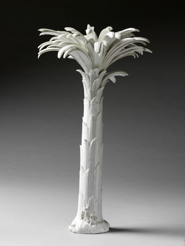 White table decoration in the shape of a palm tree
