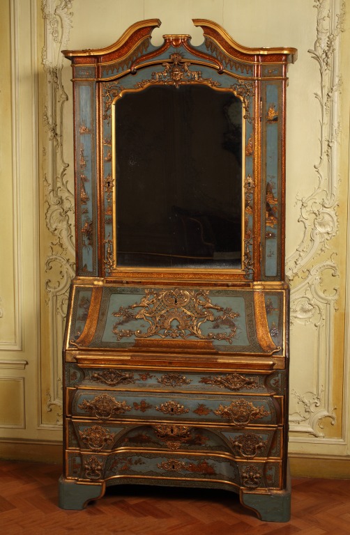 This blue japanned cabinet needs to be displayed with its front closed but a photograph showing what the inside looks like will be included on the gallery label strip.
