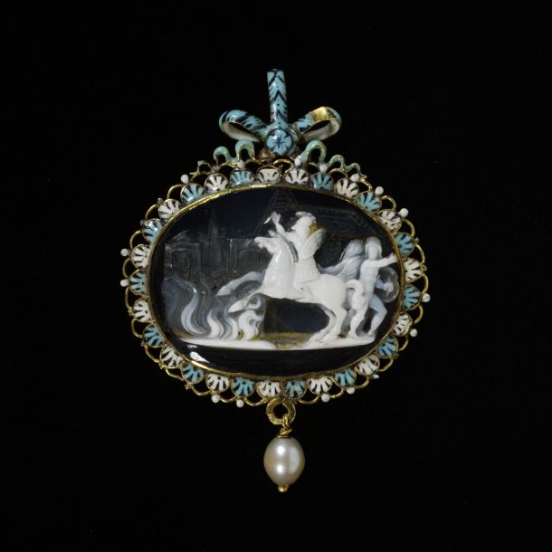 Enamelled gold pendant set with a layered agate cameo of the Devotion of Marcus Curtius, Object No. M.89-1975, © The Victoria and Albert Museum, London 