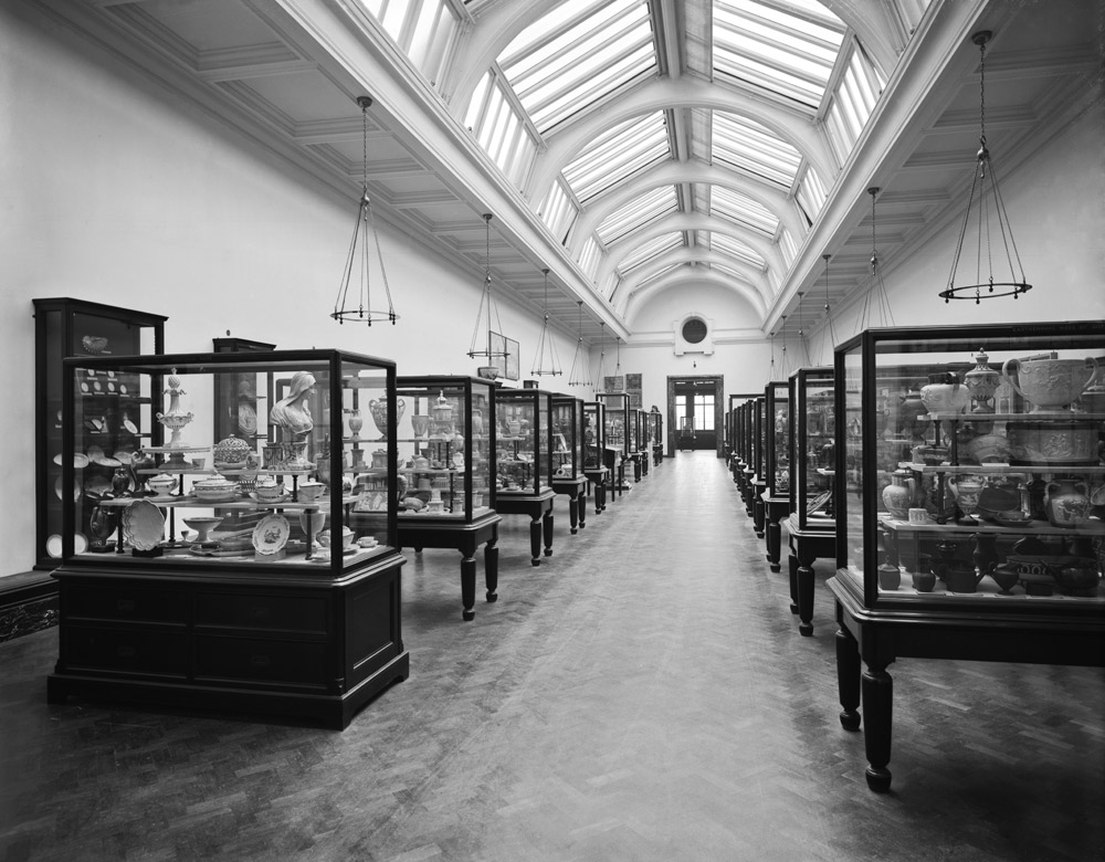 Ceramics Galleries, Room 137 with its first display of ceramics in 1909 © Victoria and Albert Museum, London.