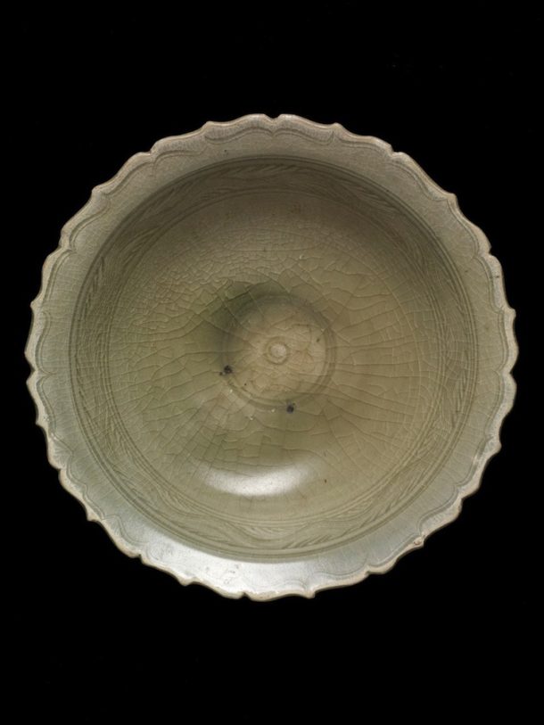 Dish, glazed stoneware, Si Satchanalai, Thailand. Museum no. IS.68-2002 © Victoria and Albert Museum, London