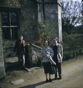 Laurence Olivier, Vivien Leigh and Brook at Notley Abbey. Vivien Leigh Archive.