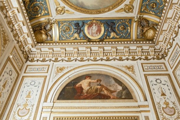 The plain areas around the gilding and decorative paintings are coated with an egg-tempera medium