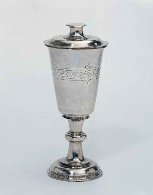 Cup and paten cover, silver, 1575, England. Museum no. M.44&A-1923 © Victoria and Albert Museum, London 