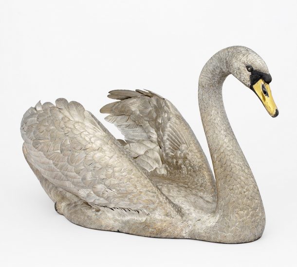 Centrepiece in the shape of a life size mute swan Parcel-gilt and patinated silver, London, Asprey & Co plc, 1985 Höhe: 39 cm, Länge: 72 cm, Durchmesser: 39 cm / Height: 39 cm, Length: 72 cm; Width: 39 cm (LOAN:GILBERT.860-2008)