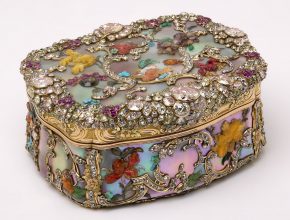 Diamond-set mother-of-pearl snuffbox, formerly property of Frederick the Great of Prussia,   Berlin, c.1765 (LOAN:GILBERT.413-2008)