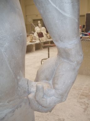 Detail of the right hand showing where parts are joined together. ©KMKG-MRAH, Brussels