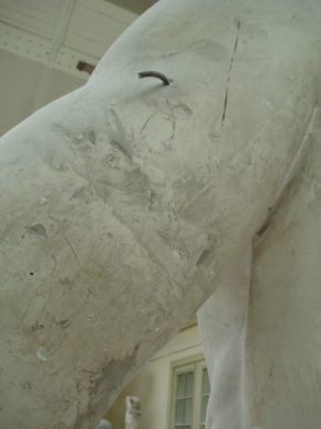 Detail of the left arm showing a joint and a metal fixing. ©KMKG-MRAH, Brussels