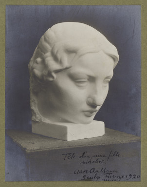 4284-1938 Photograph Photograph of a marble sculpture by Aare Aaltonen, depicting the head of a young woman. The photograph is signed by the artist and dated 1920 