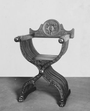 7193-1860, folding ‘savanorola’ chair, walnut, Italy, ca. 1550. © V&A Museum