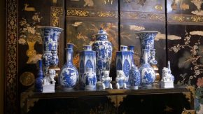 Photo of Chinese porcelain on a Japanese cabinet 