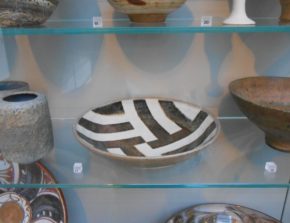 Emmanuel Cooper (1938-2012), Striped Dish, 1970, stoneware with black and white slips under bone-ash glaze, CIRC.490-1970 © Victoria and Albert Museum, London.
