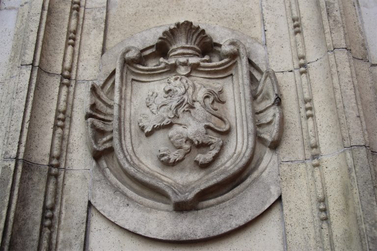 This shield shows the lion rampant of Scotland. It appears seven times.