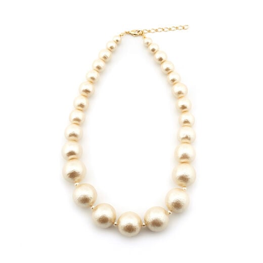 Graduated pearl necklace by Anq
