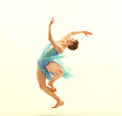 Lucy Bethune in Airs