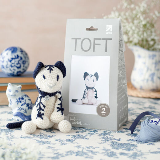 Cat figurine crochet kit