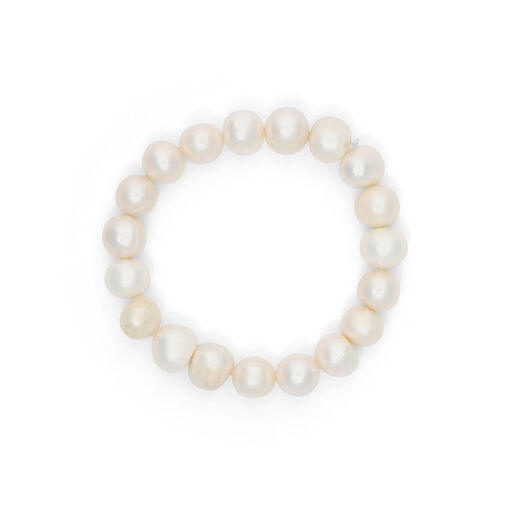 A white pearls bracelet.