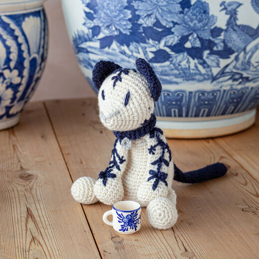 Cat figurine crochet kit