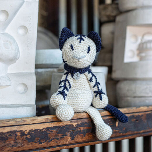 Cat figurine crochet kit