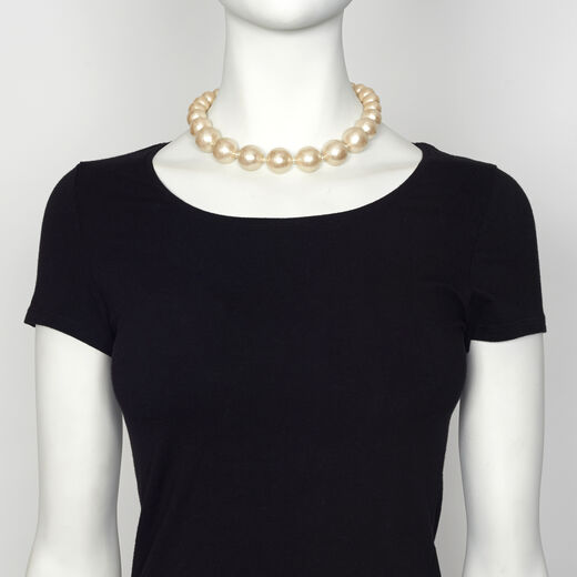 Graduated pearl necklace by Anq