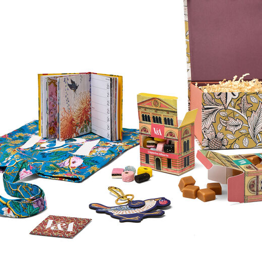V&A Favourites gift box