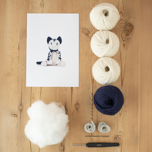 Cat figurine crochet kit