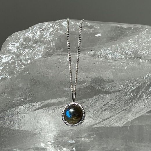 Labradorite pendant necklace by Mirabelle